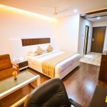 Contemporary Double Bedroom with bath - Chola Serviced Apartment