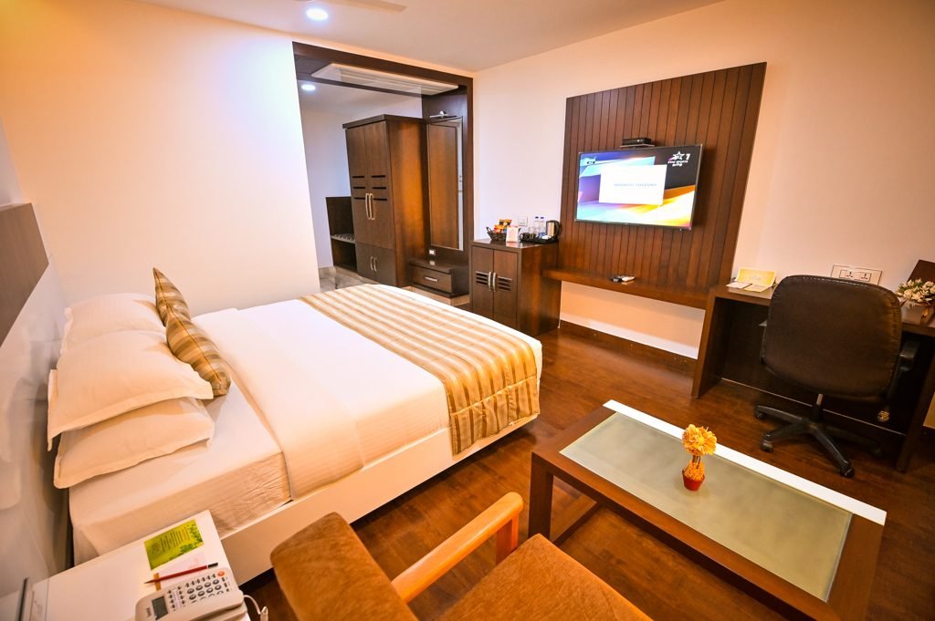 Modern room with living area - Chola Serviced Apartment
