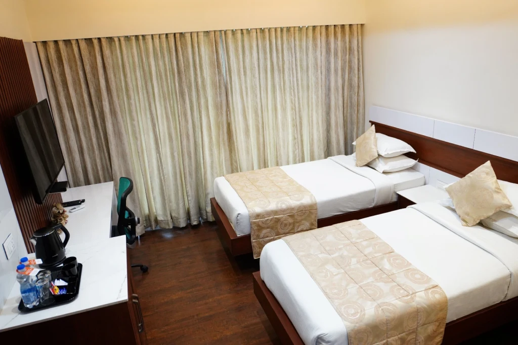 chola serviced apartment luxury double bed